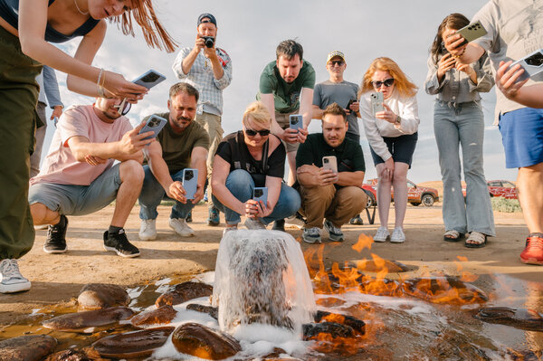 Поджигали воду, слушали пески, фотографировали звёзды: как прошёл совместный пресс-тур TECNO и Haval