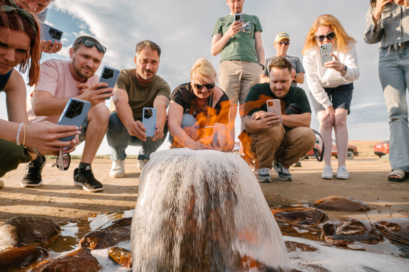 Поджигали воду, слушали пески, фотографировали звёзды: как прошёл совместный пресс-тур TECNO и Haval