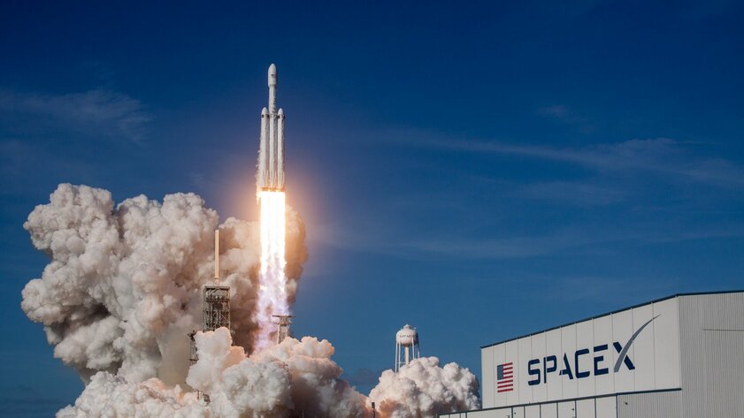 Ракета Falcon Heavy доставила в космос самый тяжёлый спутник в истории: он весит как грузовик