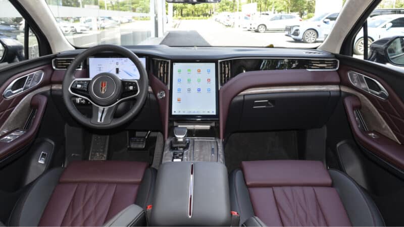 Hongqi представила премиальный кроссовер HS7: с огромной решёткой, большим дисплеем и просторным салоном