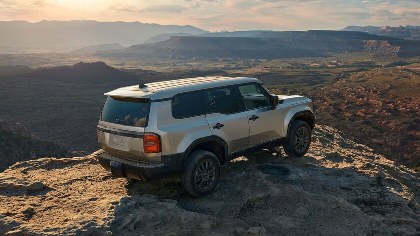 Квадратный и очень проходимый: Toyota представила совершенно новый Land Cruiser Prado 2024