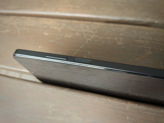 Чемпионская зарядка и много памяти в тонком корпусе: первый взгляд на realme C53 — «Утончённый» дизайн корпуса. 2