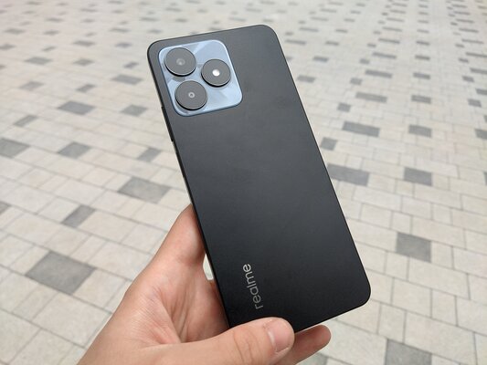 Чемпионская зарядка и много памяти в тонком корпусе: первый взгляд на realme C53 — «Утончённый» дизайн корпуса. 1