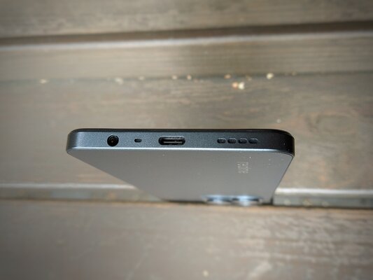 Чемпионская зарядка и много памяти в тонком корпусе: первый взгляд на realme C53 — «Утончённый» дизайн корпуса. 3