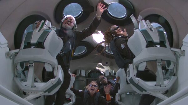 Virgin Galactic впервые отправила туристов в космос