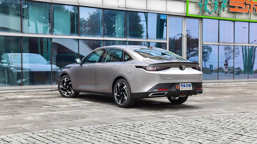 Дерзкий кузов, Face ID и роскошный салон: Changan объявила о старте продаж Lamore в России