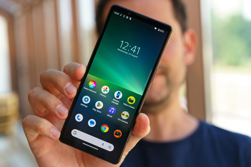 Sony пошла против всех, и получилось. Обзор компактного Xperia 5 V