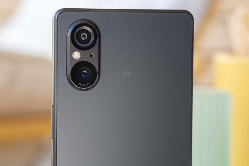 Sony пошла против всех, и получилось. Обзор компактного Xperia 5 V — Камеры. 1
