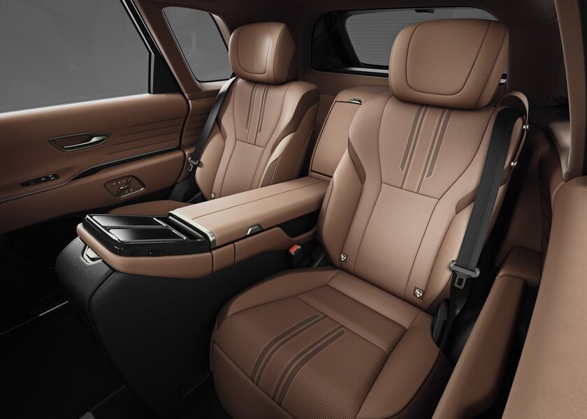 Как Rolls-Royce Cullinan, только дешевле: Toyota представила люксовый кроссовер Century