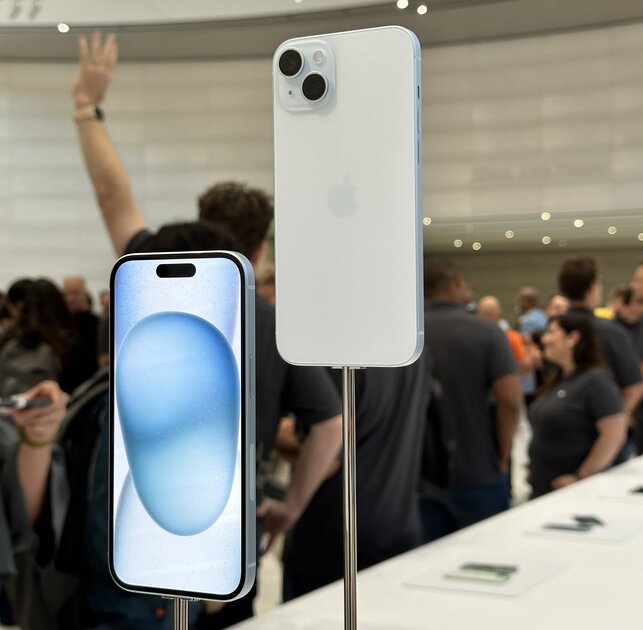 Все цвета iPhone 15 и 15 Pro вживую: сравнение расцветок на натуральных фото