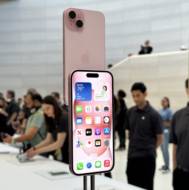 Все цвета iPhone 15 и 15 Pro вживую: сравнение расцветок на натуральных фото
