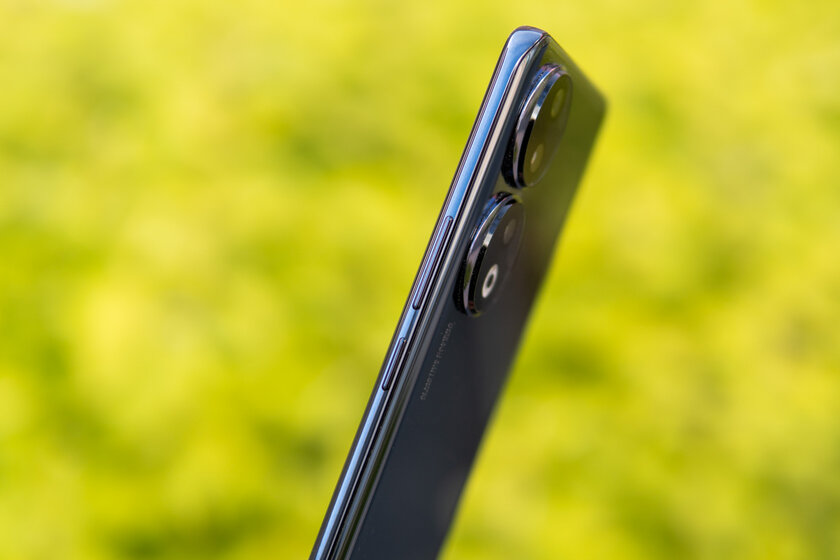 Первый взгляд на компактный HONOR 90 с разогнанным Snapdragon — оцениваем новинку