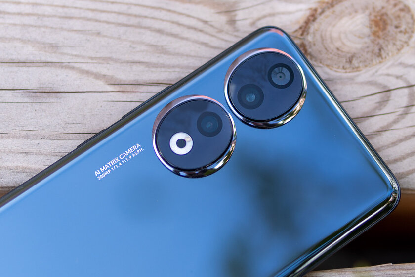 Первый взгляд на компактный HONOR 90 с разогнанным Snapdragon — оцениваем новинку