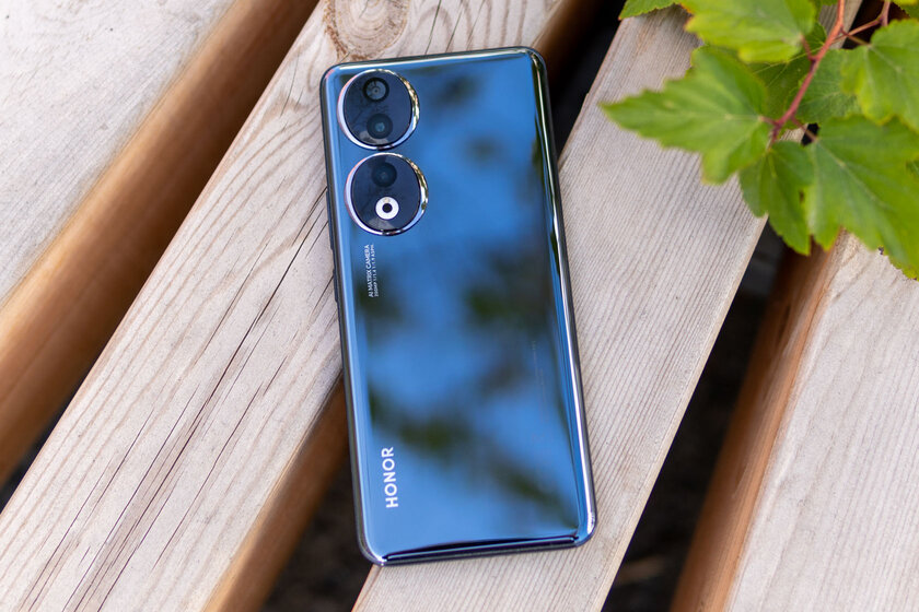 Первый взгляд на компактный HONOR 90 с разогнанным Snapdragon — оцениваем новинку
