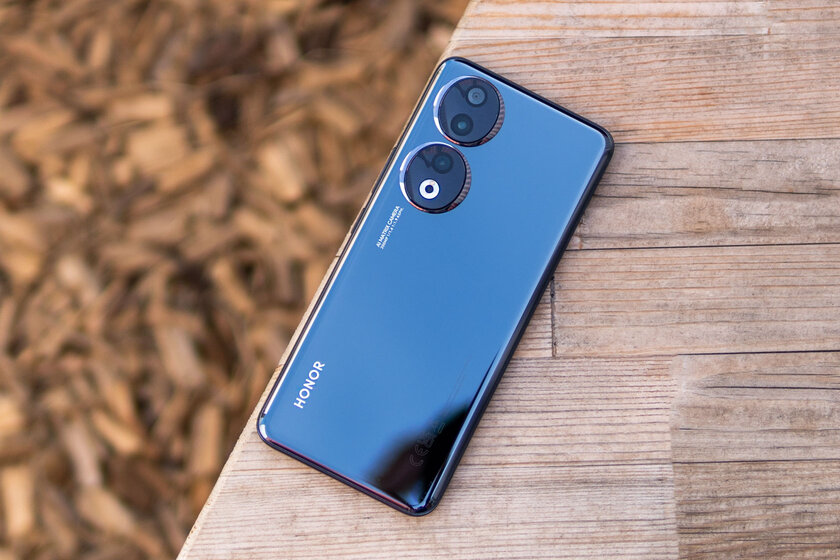 Первый взгляд на компактный HONOR 90 с разогнанным Snapdragon — оцениваем новинку