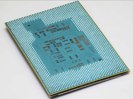 Intel создала стеклянные подложки для будущих процессоров: на них разместится один триллион транзисторов