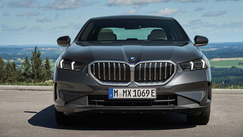 Менее 1 литра на 100 км: представлены гибридные BMW 530e и 550e xDrive с системой eDrive