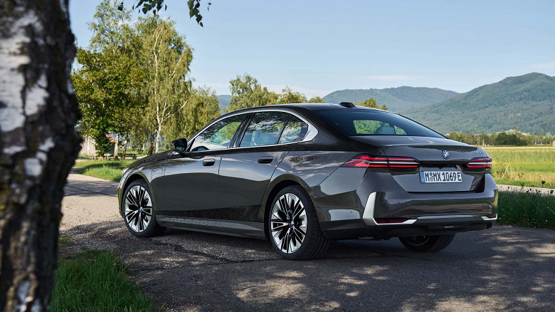 Менее 1 литра на 100 км: представлены гибридные BMW 530e и 550e xDrive с системой eDrive