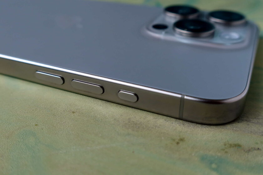 Всю жизнь с Android, но купил iPhone 15 Pro Max. Признаюсь: приятно, но больно и непонятно