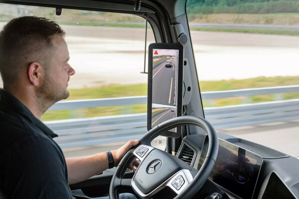Mercedes бросает вызов Tesla: представлен электрогрузовик eActros 600 для дальних перевозок