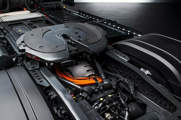 Mercedes бросает вызов Tesla: представлен электрогрузовик eActros 600 для дальних перевозок