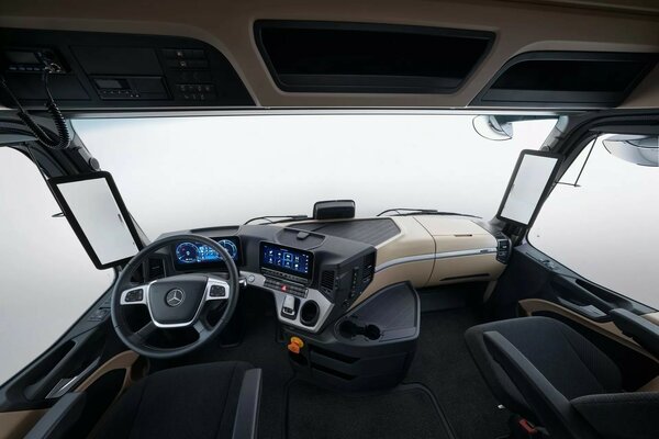 Mercedes бросает вызов Tesla: представлен электрогрузовик eActros 600 для дальних перевозок