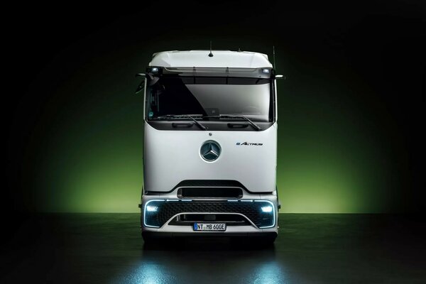 Mercedes бросает вызов Tesla: представлен электрогрузовик eActros 600 для дальних перевозок