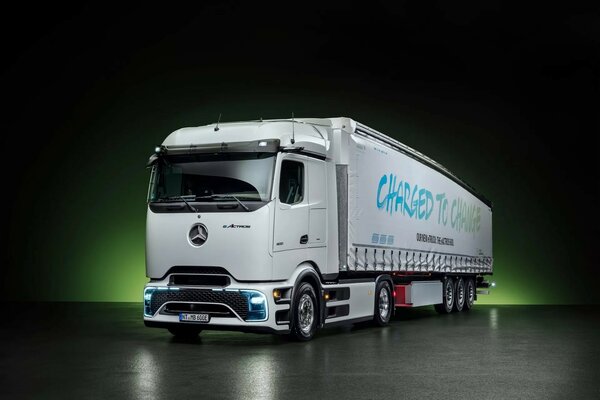 Mercedes бросает вызов Tesla: представлен электрогрузовик eActros 600 для дальних перевозок