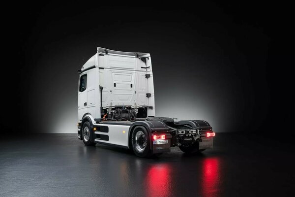 Mercedes бросает вызов Tesla: представлен электрогрузовик eActros 600 для дальних перевозок