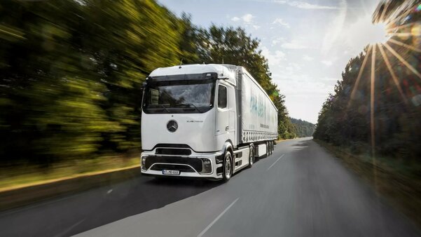 Mercedes бросает вызов Tesla: представлен электрогрузовик eActros 600 для дальних перевозок