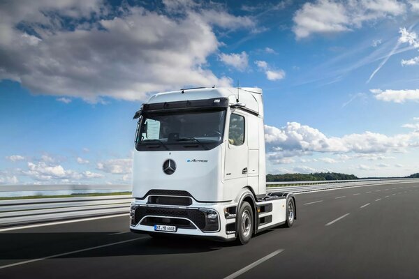 Mercedes бросает вызов Tesla: представлен электрогрузовик eActros 600 для дальних перевозок