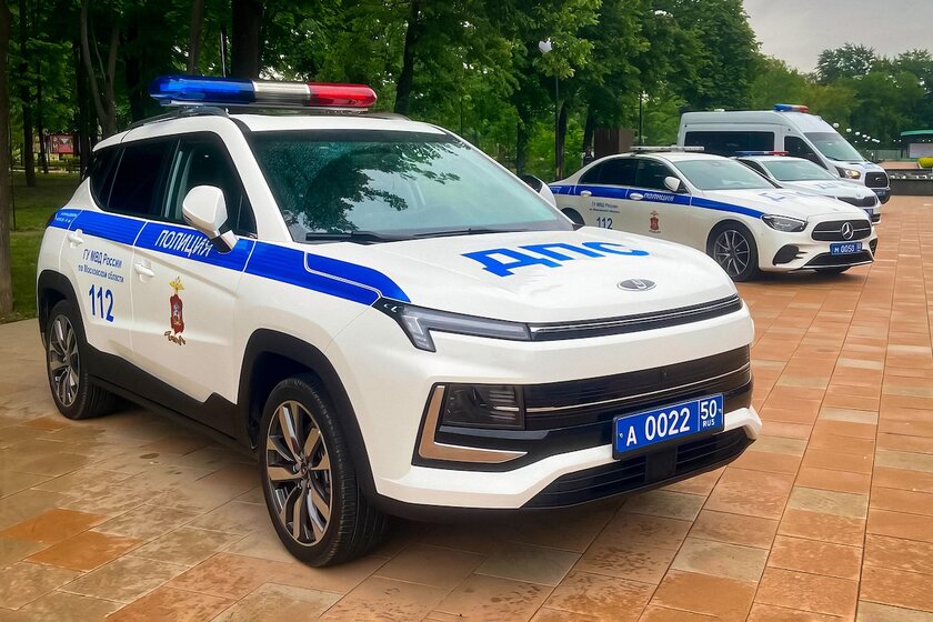 Столичных полицейских пересадили на Москвичи: автомобиль получил специальную окраску и видеонаблюдение