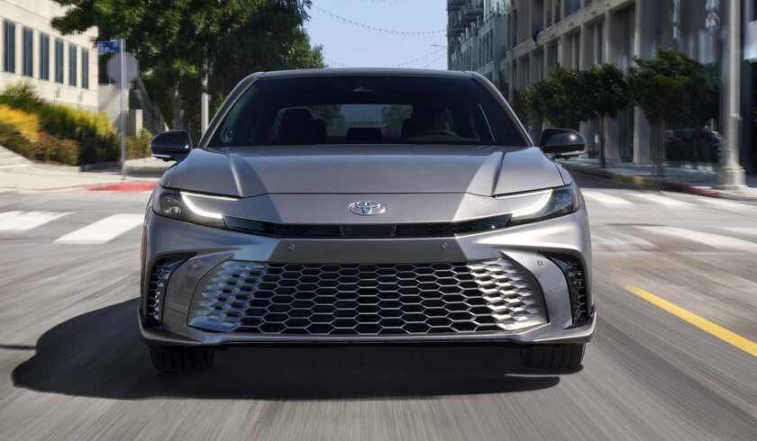 Представлена обновлённая Toyota Camry: старая платформа, новая передняя панель и никакого V6
