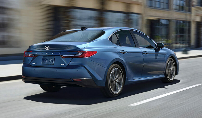 Представлена обновлённая Toyota Camry: старая платформа, новая передняя панель и никакого V6