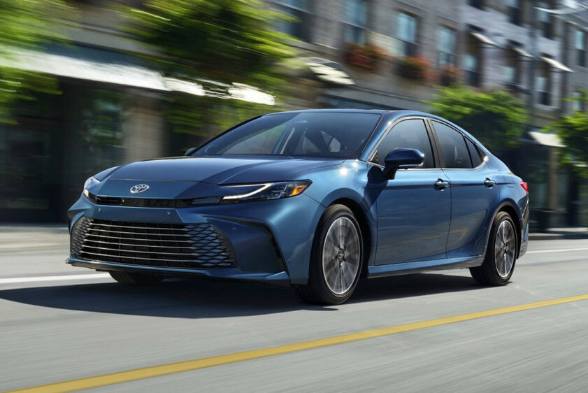 Представлена обновлённая Toyota Camry: старая платформа, новая передняя панель и никакого V6