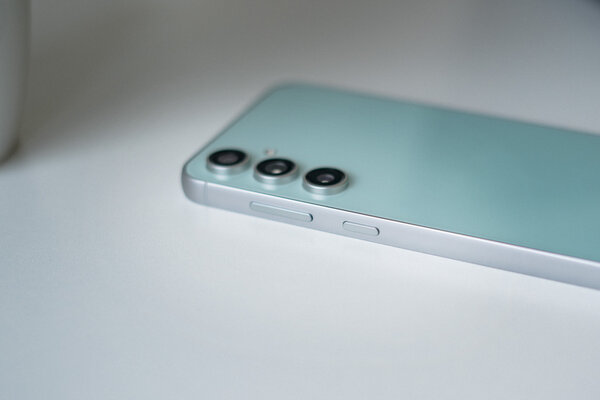 Обзор Samsung Galaxy S23 FE: когда из общего с флагманом 2023 года только блок камер