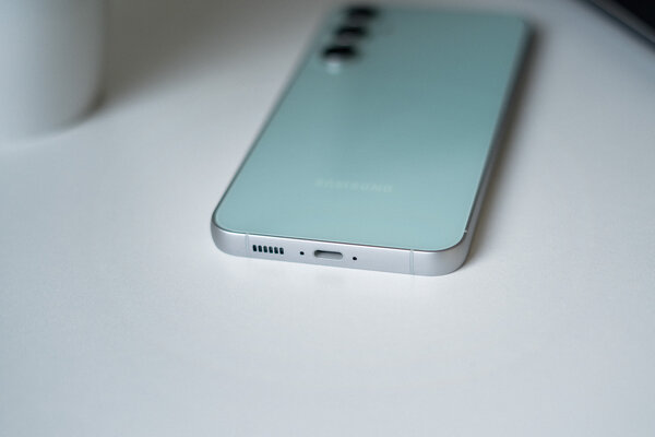 Обзор Samsung Galaxy S23 FE: когда из общего с флагманом 2023 года только блок камер