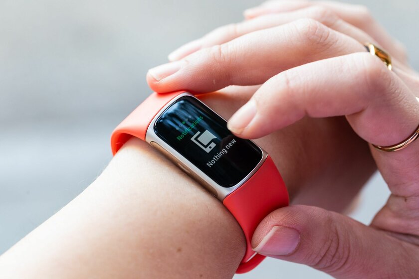 Фитнес-браслет от Google: обзор Fitbit Charge 6, не прикидывающегося часами