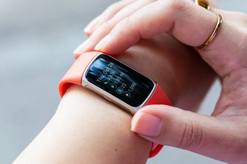 Фитнес-браслет от Google: обзор Fitbit Charge 6, не прикидывающегося часами