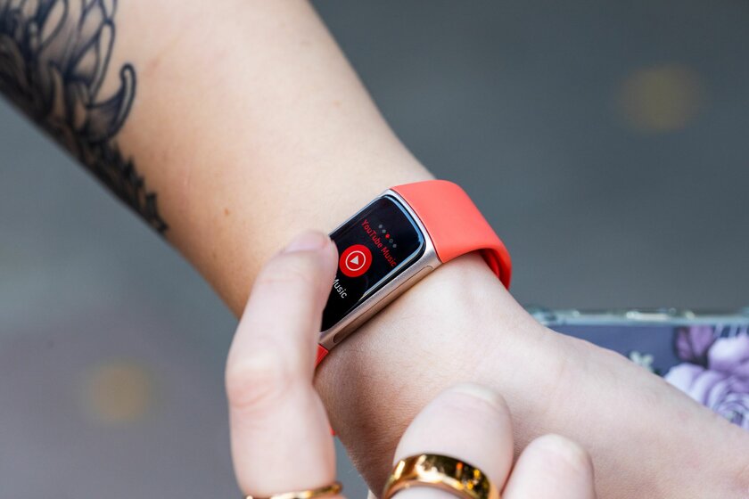 Фитнес-браслет от Google: обзор Fitbit Charge 6, не прикидывающегося часами