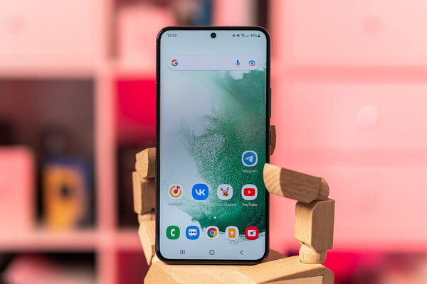 Рейтинг лучших смартфонов до 50 000 рублей: какой купить в марте 2024 — 3. Samsung Galaxy S22 (8/128 ГБ). 2