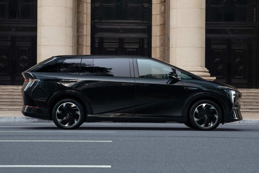 Xpeng представила стильный X9: первый минивэн компании с собственной ОС и огромным дисплеем