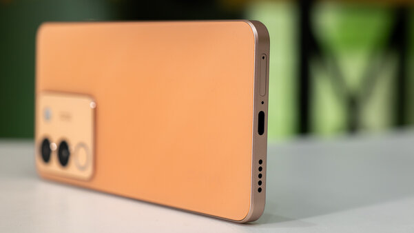 Тестирую доступный смартфон с хорошими характеристиками. Обзор Vivo V29e — Внешний вид и комплектация. 5