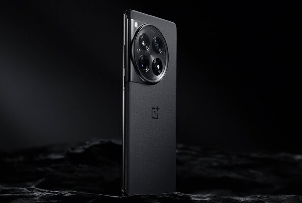 Представлен OnePlus 12: смартфон с рекордной яркостью дисплея и топовым процессором. Дешевле Xiaomi 14 Pro