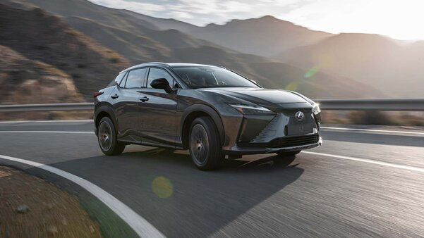 Представлен Lexus RZ 2024 c суммарной мощностью двигателей 311 л.с. и запасом хода 428 км