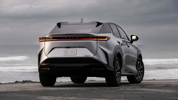 Представлен Lexus RZ 2024 c суммарной мощностью двигателей 311 л.с. и запасом хода 428 км