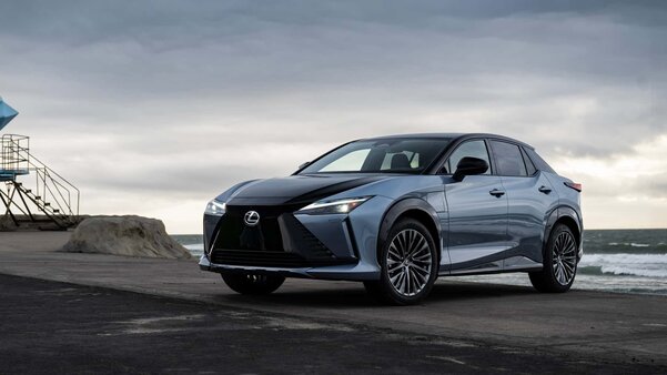 Представлен Lexus RZ 2024 c суммарной мощностью двигателей 311 л.с. и запасом хода 428 км