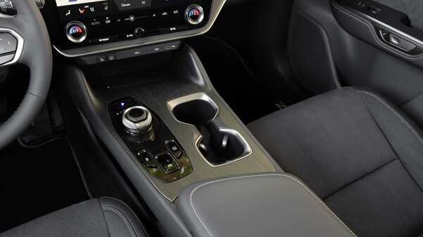 Представлен Lexus RZ 2024 c суммарной мощностью двигателей 311 л.с. и запасом хода 428 км
