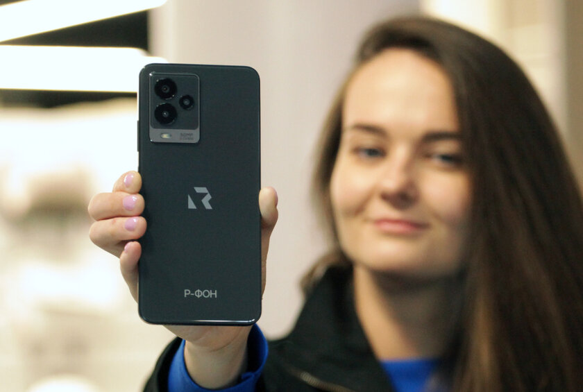 Что там в IT: российский смартфон не на Android, провал сделки Adobe и Figma, HyperOS выходит