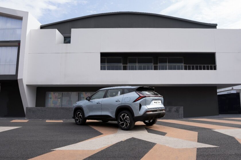 Мощный процессор, обновления по воздуху и новая ОС: Geely представила Atlas 2024